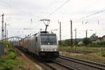 Akiem 186 354-7 mit einem KLV Richtung Weißenfels, am 16.06.2023 in Naumburg (S) Hbf.