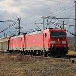 DBC 185 314 fuhr mit DBC 185 214 am 17.2.24 mit einem Mischer durch Naumburg (Saale).