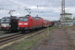 DB 146 011 mit dem RE 4886  Saale-Express  von Jena-Göschwitz nach Halle (S) Hbf, am 03.04.2023 in Naumburg (S) Hbf.