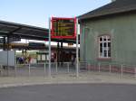 Der relativ neue Zielanzeiger für Züge, Busse und Straßenbahnen, am 08.09.2015 in Naumburg (S) Hbf.
