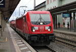 DB 187 171 mit zwei Samms-Wagen und der DB 265 009-1 Richtung Bad Ksen, am 02.01.2024 in Naumburg (S) Hbf.