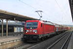 DB 187 137 mit einem gemischten Güterzug Richtung Bad Kösen, am 11.10.2024 in Naumburg (S) Hbf.