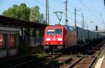 185 338 zieht am 13.06.09 einen LKW-Walter durch Naumburg(Saale) Richtung Halle/Leipzig.