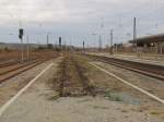 Die Reste vom frheren Bahnsteig 6, am 25.12.2013 in Naumburg Hbf.