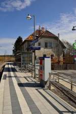 Teilansicht des Bahnhofs Neckarbischofheim. Hier ist der nrdliche Bahnsteig zu sehen. Nicht im Bild sind die Gleise der Krebsbachtalbahn, die sich rechts vom Empfangsgebude befinden. 13.4.2013