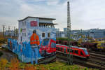 Neubrandenburger Stellwerk im neuem Glanz mit vorbeifahrender BR 623 der Stadttore-Linie. - 01.11.2019
