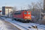 Nur für einen kurzen Zeitraum bespannten die Loks der Baureihe 140 wieder die PbZ. 
140 677-6, die Lok für den nachmittäglichen PbZ vom Werk Neumünster nach Hamburg-Langefelde wartet am 12.12.2012 in Neumünster.  