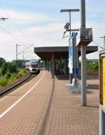Eine S28 fhrt gerade an den Bahnsteig der Station Neuss Am Kaiser heran.