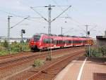 Aus Richtung Dsseldorf kommend ber die Fernbahngleise ist eine wohl verirrte RSX Hamsterbacke alias 442 259/759 bei der Station Neuss  Am Kaiser  abgelichtet.