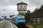 Am 05.07.2019 schiebt 245 210-0 einen RE aus Westerland in den Bahnhof von Niebüll.