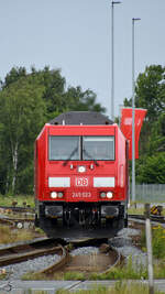 Die Diesellokomotive 245 023 ist hier Anfang Juni 2024 solo in Niebüller Bahnhofsnähe unterwegs.
