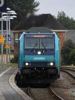 Die Diesellokomotive 245 205-0 ist hier Anfang Juni 2024 bei der Ankunft am Bahnhof in Niebüll zu sehen.