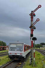 Der Dieseltriebzug 928 532  Munkmarsch  rauscht an einem Formsignal vorbei, so gesehen Anfang Juni am Bahnhof in Niebüll.