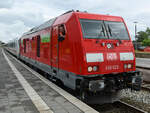 Ein von der Diesellokomotive 245 023 gezogener IC-Zug ist hier Anfang Juni 2024 bei der Ankunft am Niebüller Bahnhof zu sehen.
