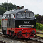 Anfang Juni 2024 habe ich in Niebüll die Diesellokomotive 218 497-6 beim Rangieren beobachtet.