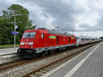 Ein von der Diesellokomotive 245 023 gezogener IC-Zug ist hier Anfang Juni 2024 bei der Ankunft am Niebüller Bahnhof zu sehen.