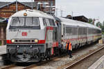 Lokwechsel am Bahnhof in Niebüll - die Diesellokomotive 218 497-6 wird gerade an einen IC-Zug gekoppelt.