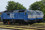 Anfang Juni 2024 waren die beiden RDC-Diesellokomotiven DE2700-07  Cindy  und DE2700-02  Carmela  Seite an Seite am Bahnhof in Niebüll zu sehen.