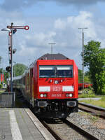 Ein von der Diesellokomotive 245 023 gezogener IC-Zug kommt gerade aus Sylt und ist hier Anfang Juni 2024 bei der Ankunft am Niebüller Bahnhof zu sehen.