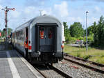 Die beiden in Niebüll gebliebenen Reisezugwagen werden zu einem auf die Abfahrt wartenden IC rangiert. (Juni 2024) 