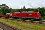 Die Diesellokomotive 245 024 kommt gerade mit einem SyltShuttle-Zug in Niebüll an. (Juni 2024)