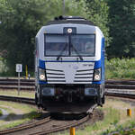 Die Diesellokomotive 247 909  Anne  auf Rangierfahrt, so gesehen Anfang Juni 2024 am Bahnhof in Niebüll.