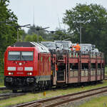 Anfang Juni 2024 wartete der von der Diesellokomotive 245 027 gezogene Autozug in Niebüll auf die Abfahrt.