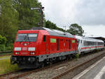 Nachdem die letzten beiden Wagen des IC´s nach Sylt vom restlichen Zug getrennt wurden, werden sie jetzt von der Diesellokomotive 245 023 zum Übergabeort abseits des Bahnsteiges des Niebüller Bahnhofes gebracht. (Juni 2024)