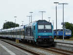 Die von 245 202-7 geschobene Married-Pair-Garnitur verlässt hier als RE60 den Bahnhof in Niebüll. (Niebüll, Juni 2024)