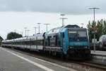 Im Juni 2024 schob 245 213-4 den Regionalzug RE60 in Richtung Hamburg-Altona, hier zu sehen bei der Weiterfahrt in Niebüll.