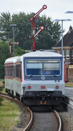 Der Dieseltriebzug 928 532 ist hier im Juni 2024 in Niebüll zu sehen.