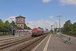 218 319-5 und eine weitere Lok gleicher Baureihe der PRESS fahren mit ihrem Intercity in den Bahnhof Niebüll ein, während auf Gleis 1 zwei Kurswagen warten (04.07.2024) 