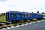 Dieser aufgearbeitete Liegewagen (Bvcmz 56 80 50 - 71 001) war Anfang Juni 2024 am Bahnhof von Niebüll zu sehen.