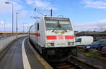 146 563-2 DB als IC 2039 (Linie 56) nach Leipzig Hbf bzw. RE 52039 nach Bremen Hbf wird in seinem Starthaltepunkt Norddeich Mole bereitgestellt. [29.7.2017 - 9:32 Uhr]
