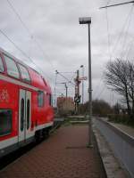Regionalzug aus Niedersachsen wartet beim Signal auf Fahrtfreigabe, um in den Bahnhof Norddeich einzufahren. Die Bahnschranke ist schon geschlossen. 08.11.07