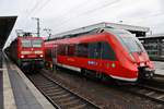 143 298-8 trifft am 28.12.2017 mit der S2 von Feucht nach Schwabach im Nürnberger Hauptbahnhof auf 442 745-6 als S3 nach Neumarkt(Oberpf).