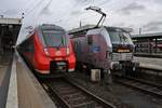 442 733-2 trifft am 28.12.2017 als S1 von Bamberg nach Lauf(links Pegnitz) im Nürnberger Hauptbahnhof auf 193 802-6 mit dem RE4808 von Nürnberg Hauptbahnhof nach Sonneberg(Thür) Hauptbahnhof.