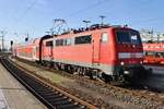 111 039-4 erreicht am Nachmittag des 15.11.2018 mit dem RE59122 von Augsburg Hauptbahnhof den Nürnberger Hauptbahnhof.