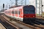 S2 von Roth nach Altdorf(b Nürnberg) fährt am 15.11.2018 in den Nürnberger Hauptbahnhof ein. Schublok war 143 247-5.