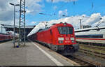 102 004-9 (Škoda 109 E3) steht im Startbahnhof Nürnberg Hbf auf Gleis 12.