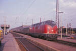 Abfahrbereit mit dem Schnellzug D752 nach Stuttgart steht die Villinger 221 126-6 in Nürnberg Hbf. Ich war schon als Kind kein Freund der 221 und der 220 noch viel weniger, sie gefielen mir einfach nicht. So habe ich sie kaum fotografiert und nur dieses eine Foto gescannt. 
Nürnberg Hbf, 23. August 1972