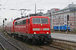 Hier zusehen ist 111 076 am 4.4.24 mit einem RE 60 bei der Einfahrt in den Nürnberger Hauptbahnhof.