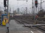 Nrnberg Hbf: zu sehen sind die abgestellte Bahntouristikwagen (blau - und rotlackiert) und der Dosto folgt sich zum Hauptbahnhof.