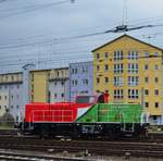 In Nürnberg sind fast alle Rangierloks Hybridloks. Mit einer Höchstgechwindigkeit von 60km/h eignen sie sich nur für den Rangierverkehr. Hier rangiert 1002 005-9 gerade im Nürnberger Hbf.

Nürnberg 13.04.2017