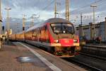 DB: München Nürnberg Express Steuerwagen in Nürnberg Hbf am 31. Dezember 2017. Es sollten die letzten Sonnenstrahlen des Jahres sein. 
Lieber Gruss zurück an den Lokführer!