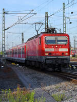 Die Elektrolokomotive 143 870-4, unterwegs auf der Linie S 2 bei der Einfahrt in den Hauptbahnhof Nürnberg. (Juni 2019)
