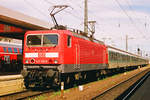 13. Mai 2001, Nürnberg Hbf, Lok 143 325 steht mit einem Zug nach Zug nach Bamberg zur Abfahrt bereit.