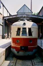 Als unsere Bahn 150 wurde...Nürnberg zog von überall her Besucher an, so auch mich. Veranstaltungsgelände Nürnberg-Ost.
MuseumsVT der DR, wer weiß Baureihe und Nummer?
Datum: 26.05.1985 