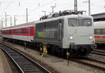 139 558 von Railadventure steht am 31. Januar 2016 mit zwei Nachtzugwagen im Nürnberger Hbf.