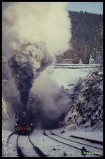 41018 kommt mit Volldampf am 25.1.1992 mit ihrem Sonderzug aus dem Brandleitetunnel in Oberhof.